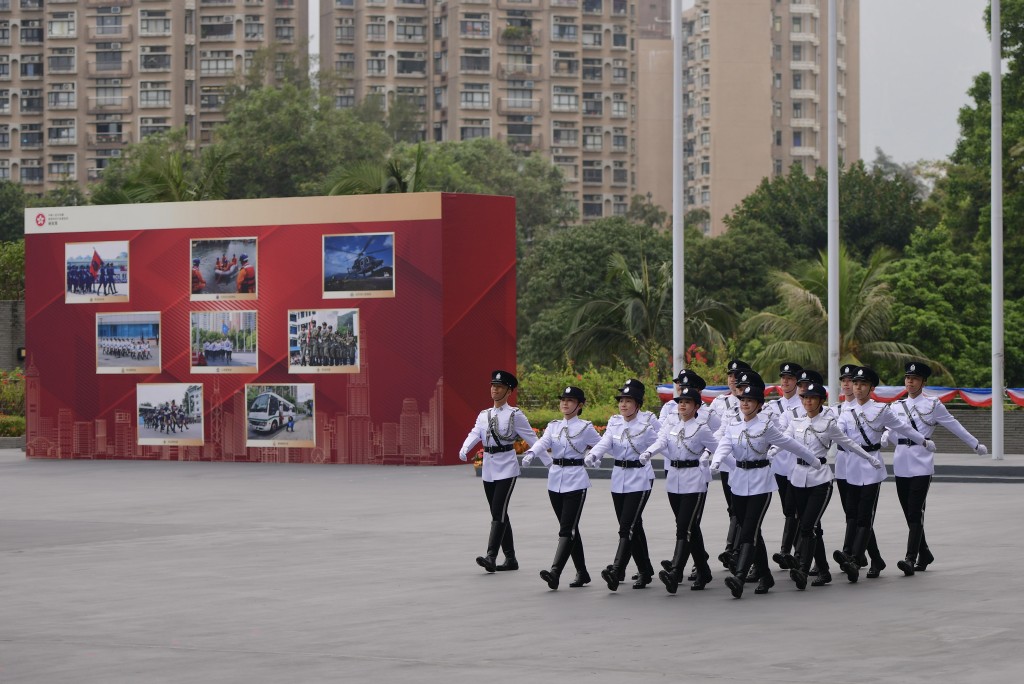 保安局带领纪律部队举行升旗仪式。（欧乐年摄）