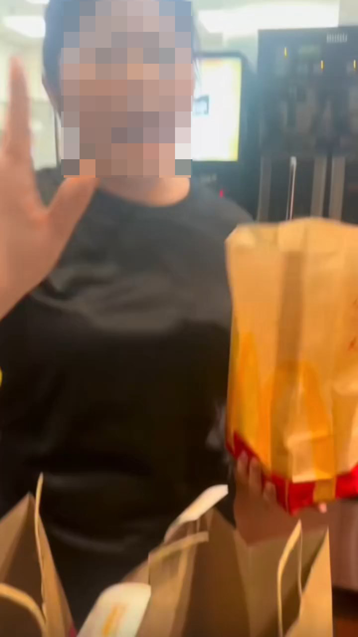 少女指一名紫色頭髮的女店員情緒激動,態度惡劣。 少女指一名紫色頭髮的女店員情緒激動,態度惡劣。