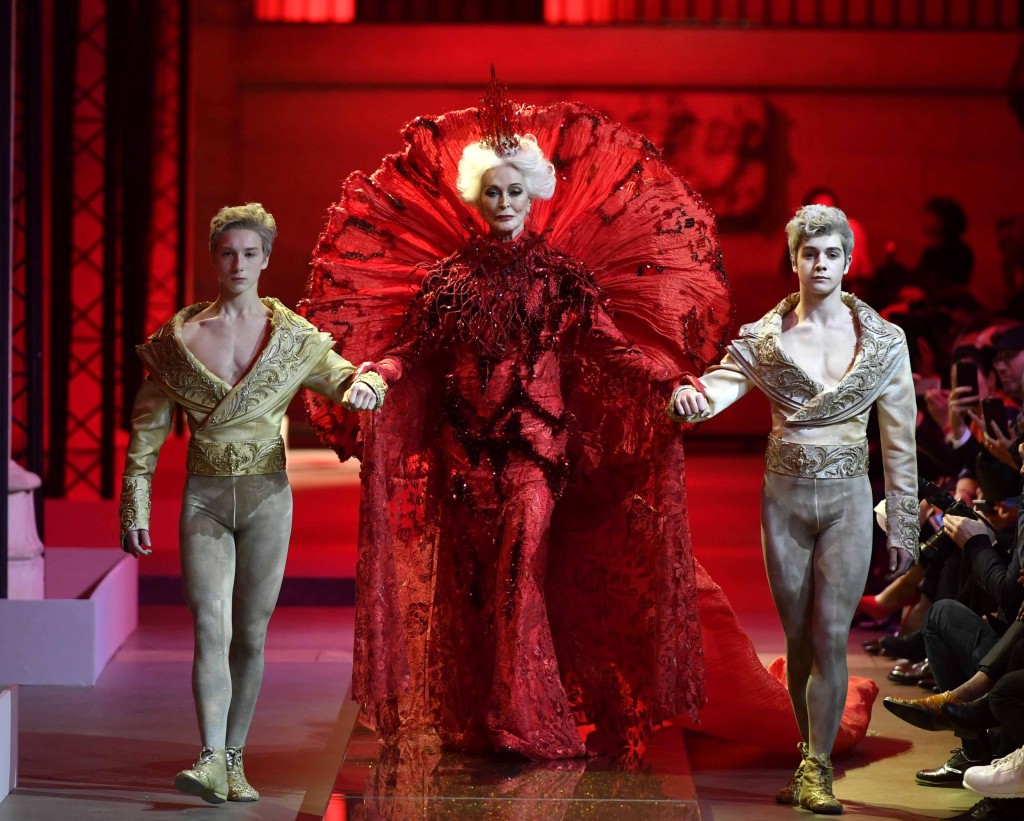 因已屆高齡，Carmen Dell'Orefice曾叮囑郭培找她走秀要有二手準備，但郭老師卻說這襲紅衣只有她可穿上，若要別人取代，寧可放棄此作品。