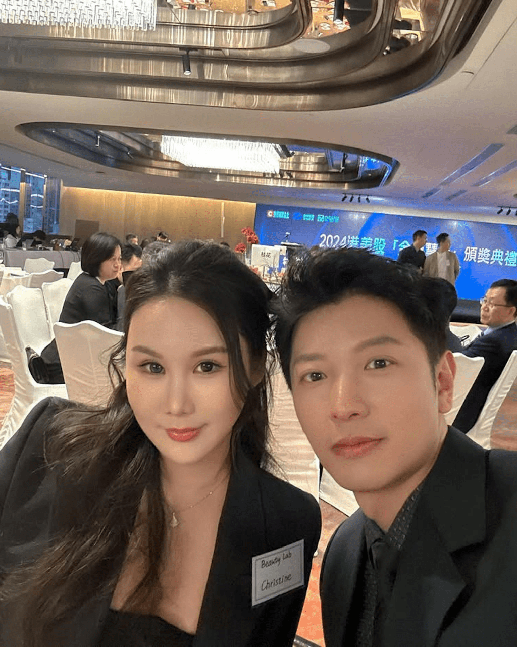 根據美妍堂上市文件顯示，黃梓漫（左）在美容健康和中醫保健有豐富經驗，2015年創立護膚品牌Athena Beauty，參與生產和銷售，以及透過微信在內地建立超過100個銷售點。