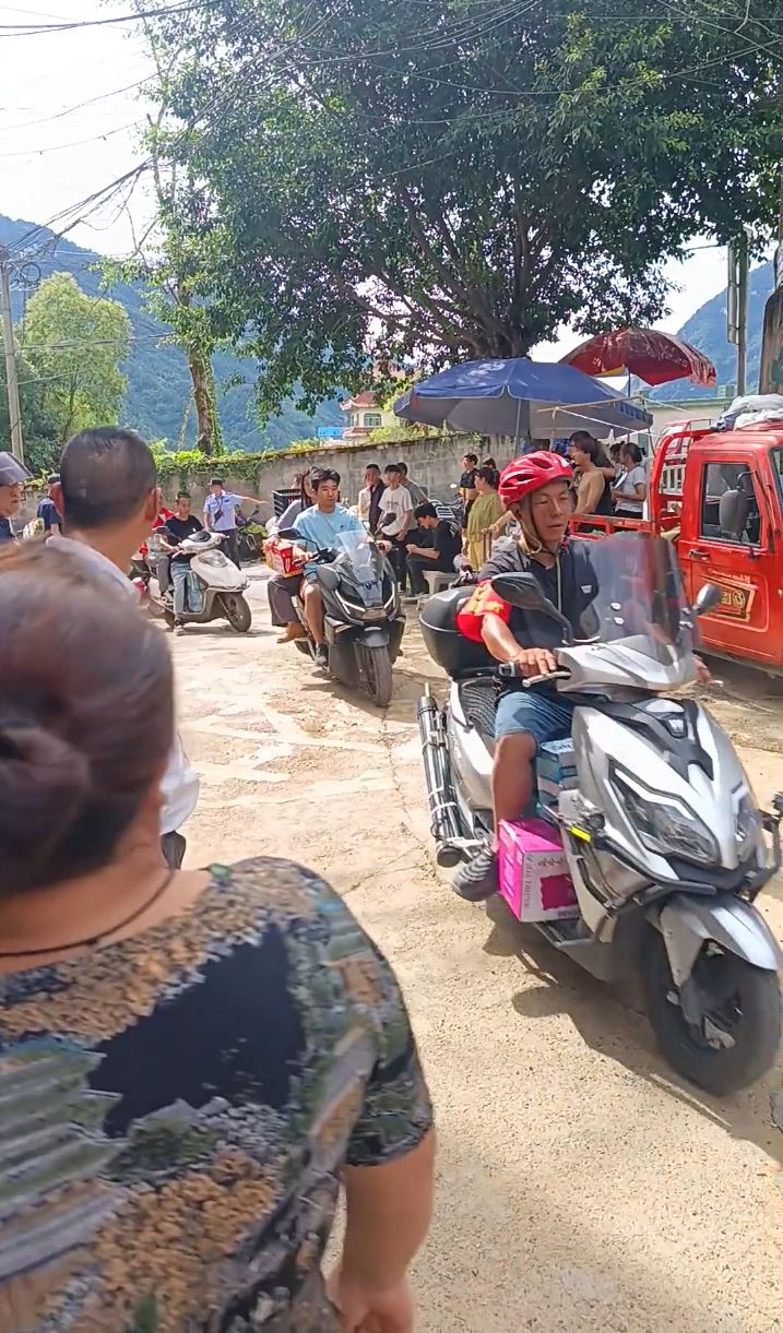 彭水民众自发组成电单车运输队，蚂蚁搬家将生活物资运入安置点。
