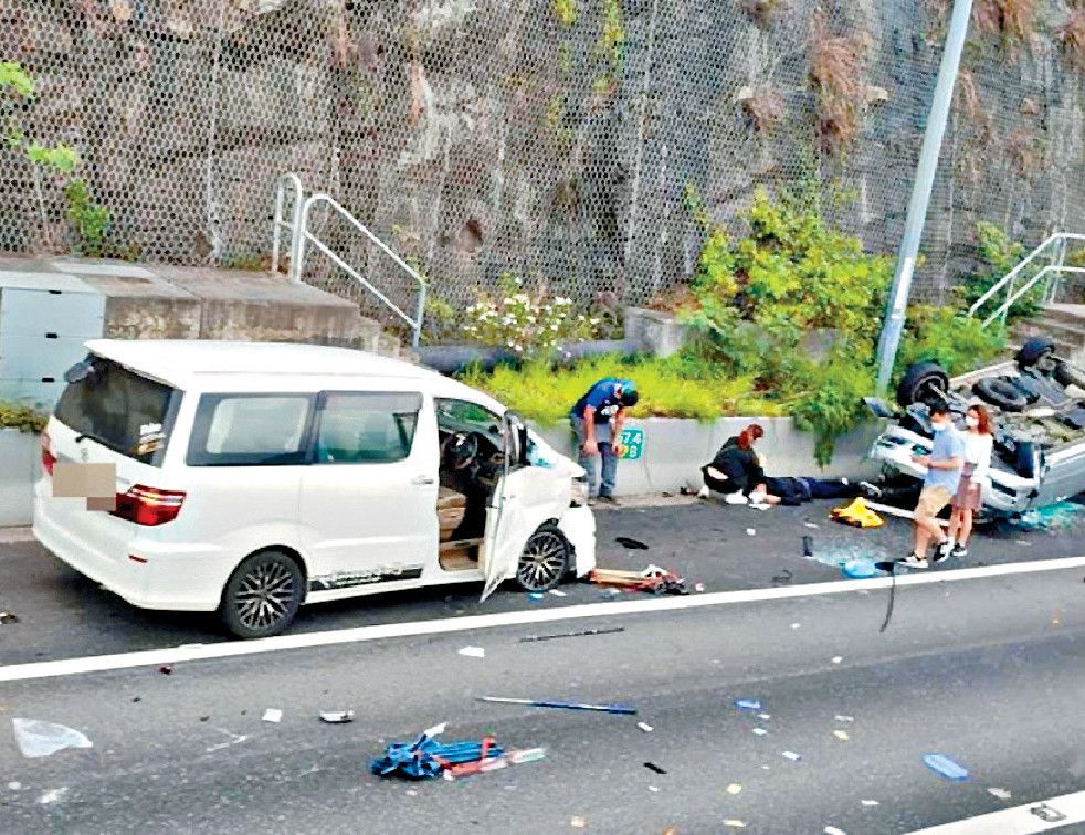 在屯門公路捱撞的私家車，在撞擊下凌空彈起，連打數個觔斗。