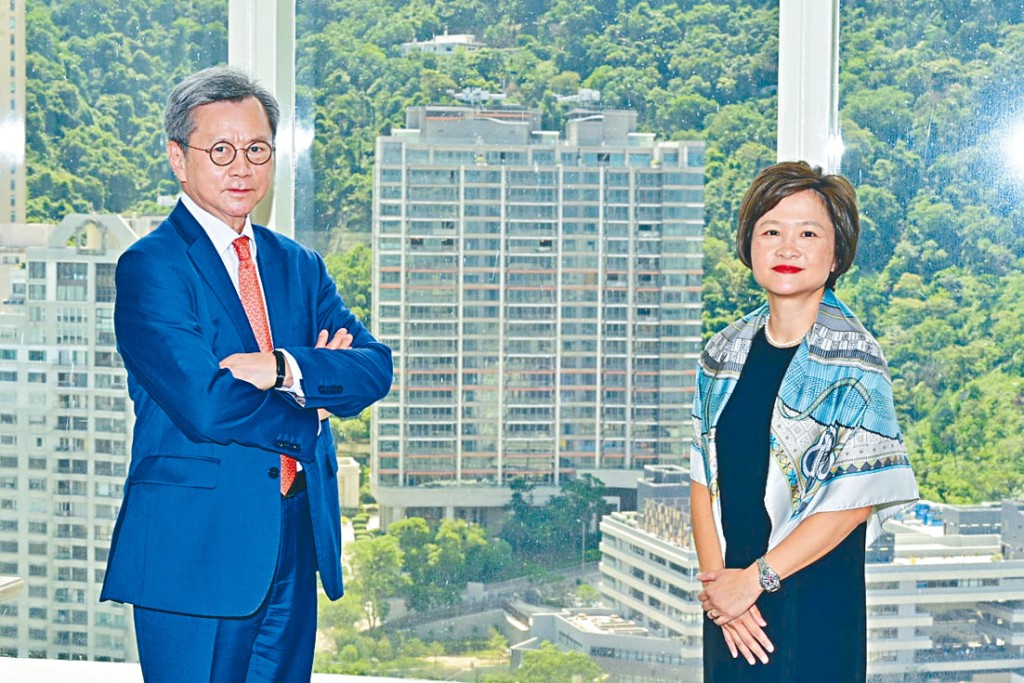 長實去年向華瑞資本出售波老道豪宅21 BORRETT ROAD。左起,長實趙國雄,華瑞資本合伙人阮思玲。