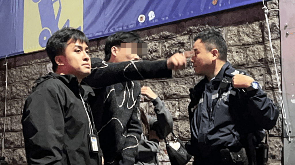 男事主（中）與警員講述事發經過。蔡楚輝攝