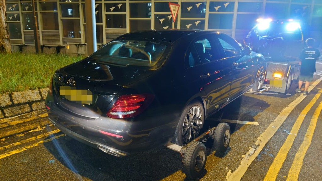 私家車由拖車拖走。