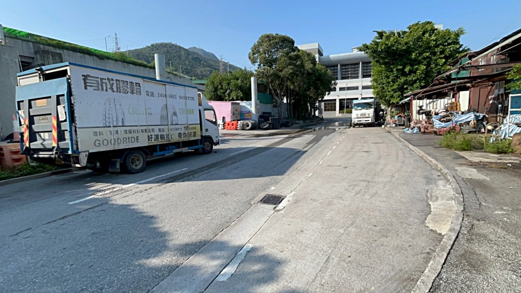 屯門浩福街搗破非法油站。 屯門浩福街搗破非法油站。