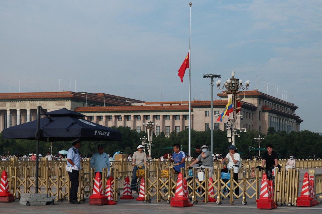 北京人民大会堂外下半旗。路透社 北京人民大会堂外下半旗。路透社