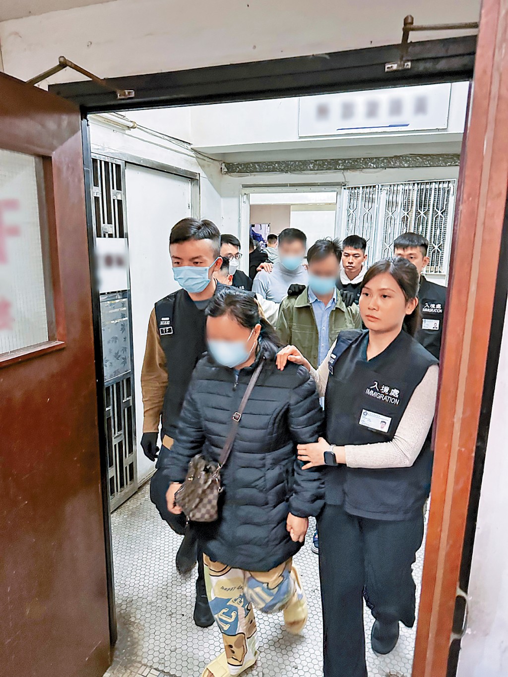 入境處昨日清晨持法庭手令突擊搜查觀塘區一處目標單位,成功拘捕7名懷疑非法勞工。