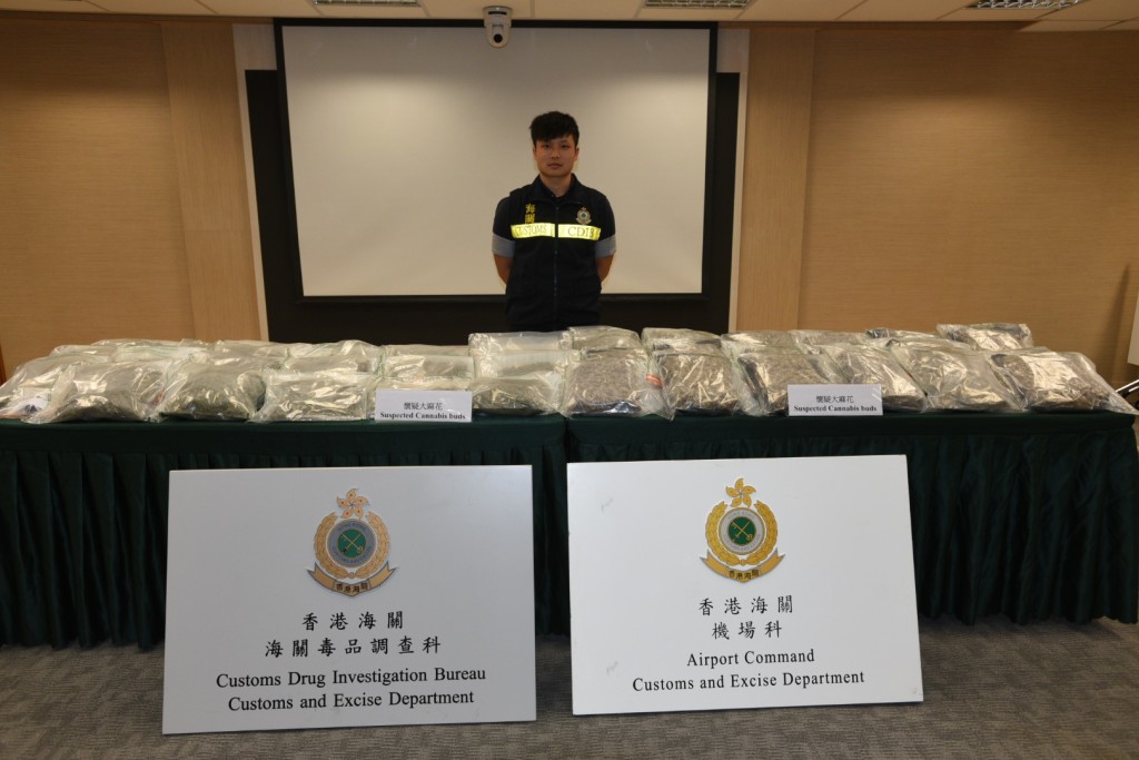海关今日在机场侦破两宗行李藏毒的贩毒案件。