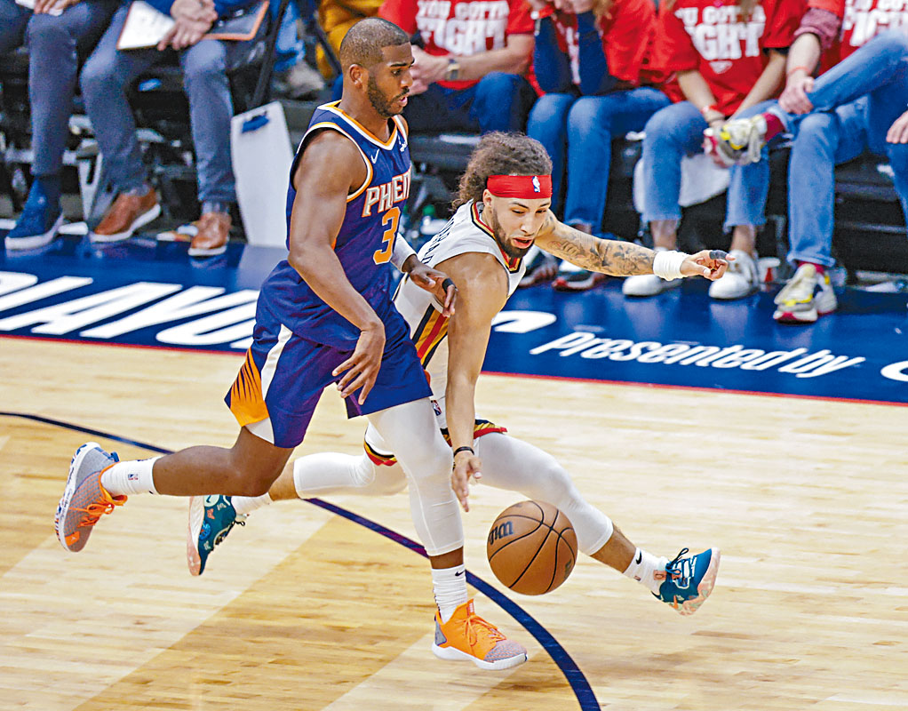 艾華度（右）出奇不意一偷，逼得CP3罕有地後場失誤。