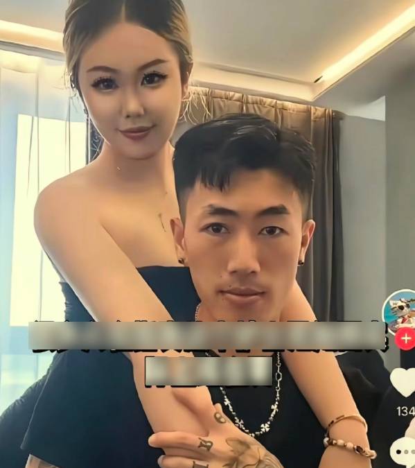 青島有女護士當值時讓男朋友幫助配藥被停職。抖音