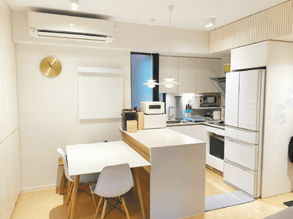 開放式廚房與飯廳連為一體，節省不少室內空間。