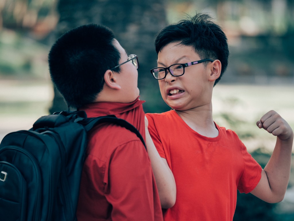 孩子們發生爭執時,家長不應急於叫他們握手言和,要給予彼此冷靜的時間。 孩子們發生爭執時,家長不應急於叫他們握手言和,要給予彼此冷靜的時間。