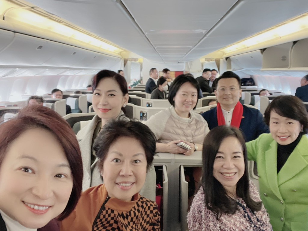 多名女代表在機上合照。