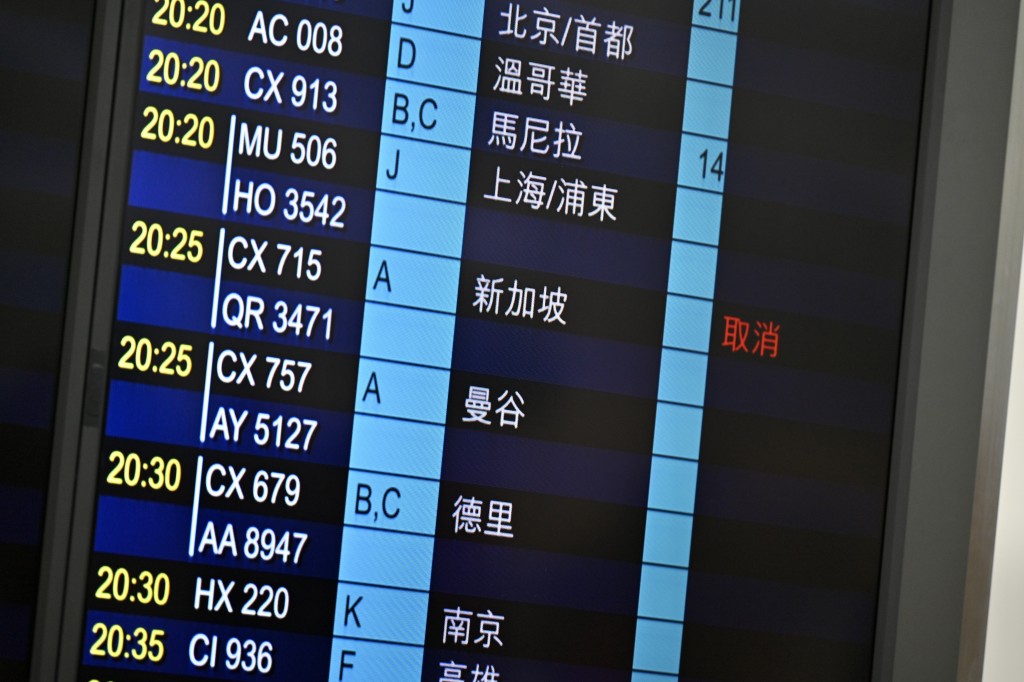 今晚8时25分由香港飞往新加坡的航班CX715亦取消。锺健华摄