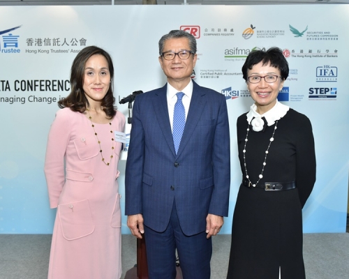 陳茂波(中)指本港經濟步入技術性衰退。陳茂波網誌圖片