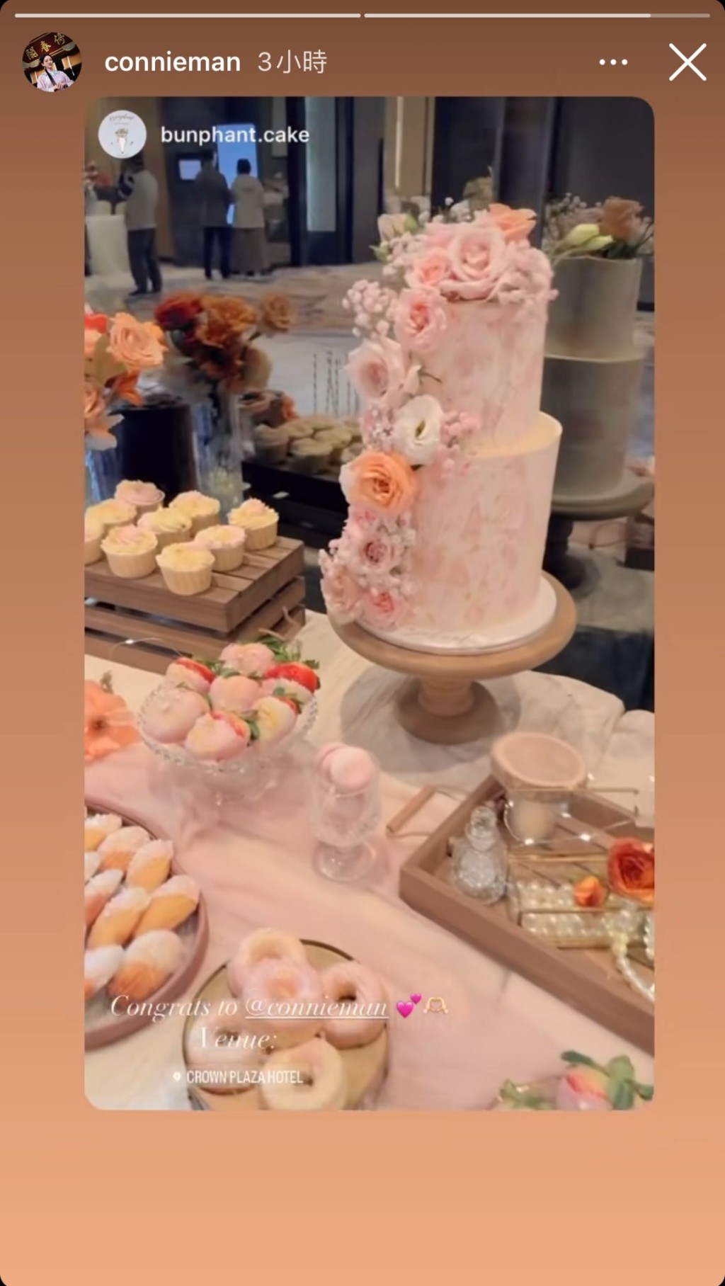 一對新人又訂製了一個插滿鮮花的兩層精緻蛋糕，場內充滿浪漫氛圍。