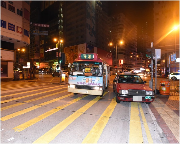 的士被撞後車頭轆鏟上行人路。