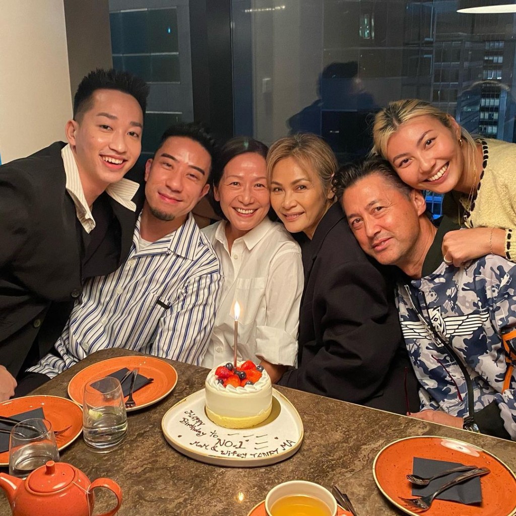 生日有成班親友幫Janet慶祝。