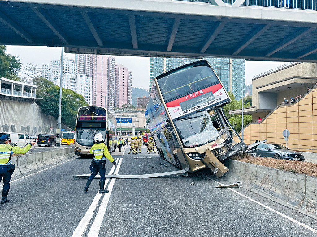 ■九巴左邊車身剷上壆傾側，救援人員用鐵枝及繩索將巴士固定，防止翻側。