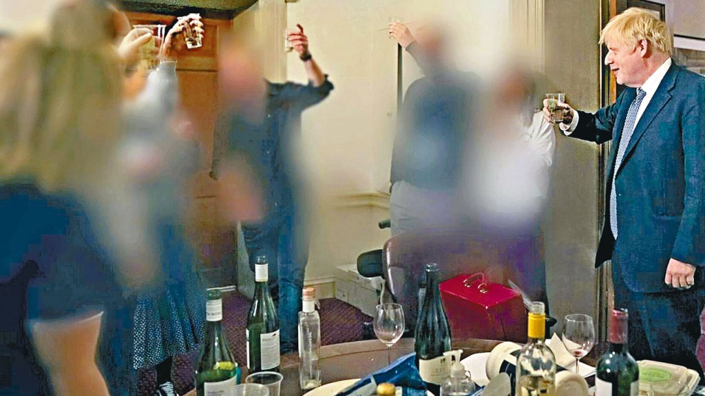 二○二○年十一月十三日英國封城期間，約翰遜在首相府出席派對並舉杯祝酒。