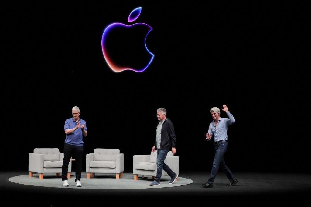 蘋果公司一眾高層在全球開發者大會上發表新產品。路透社