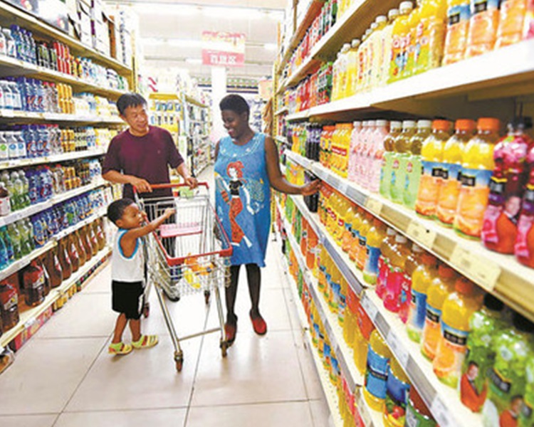 河南中佬與25歲「黑妹」拉埋天窗。網上圖片