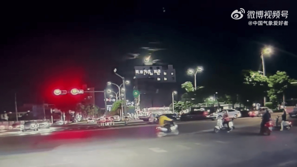 海口网友也拍摄到流星划破夜空的视频。