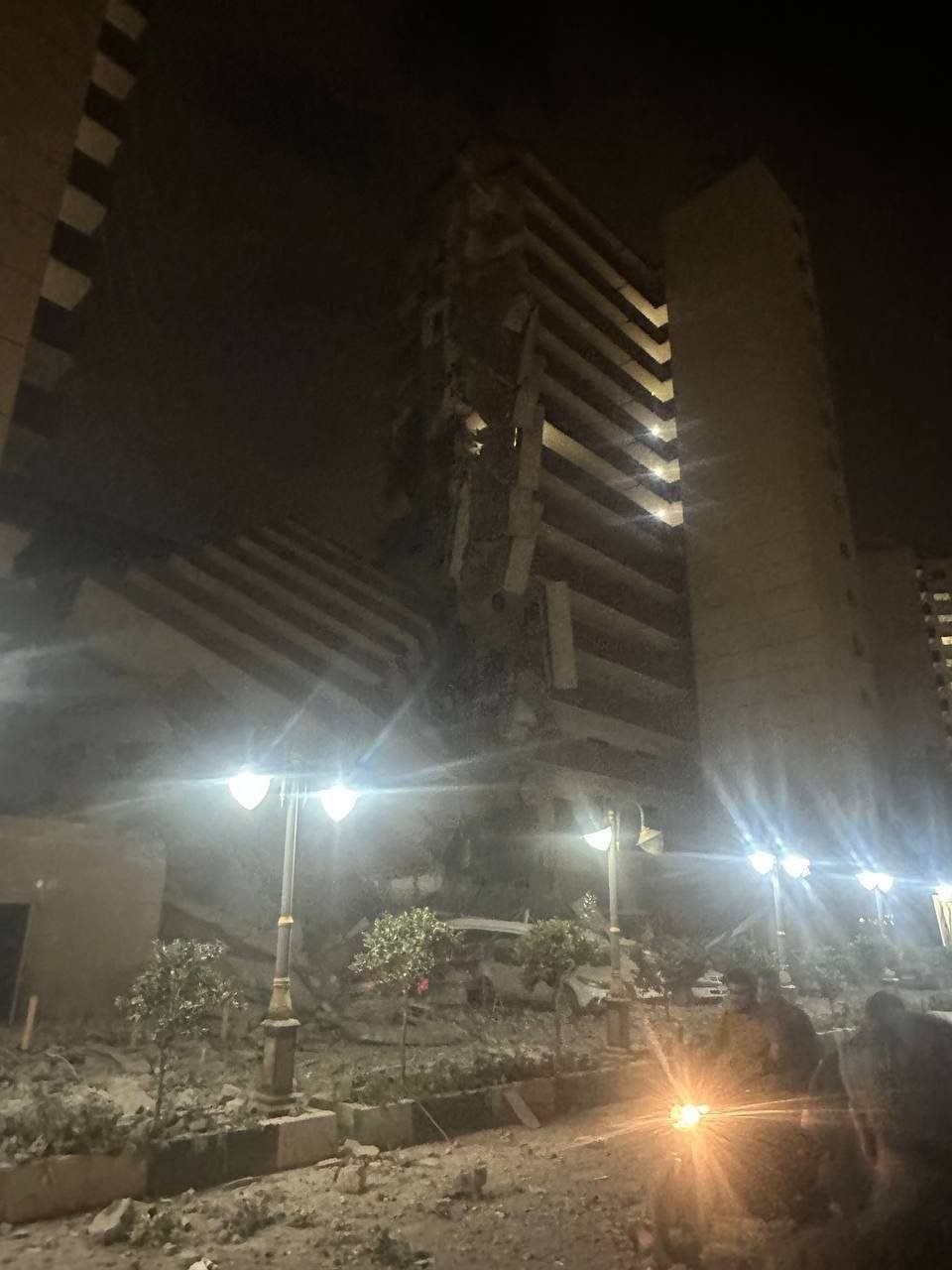 德黑蘭一棟住宅大廈因以色列空襲倒塌一。 X 德黑蘭一棟住宅大廈因以色列空襲倒塌一。 X