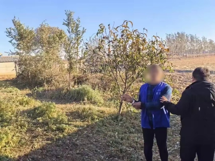 警方在現場將惠某某帶走。 警方在現場將惠某某帶走。