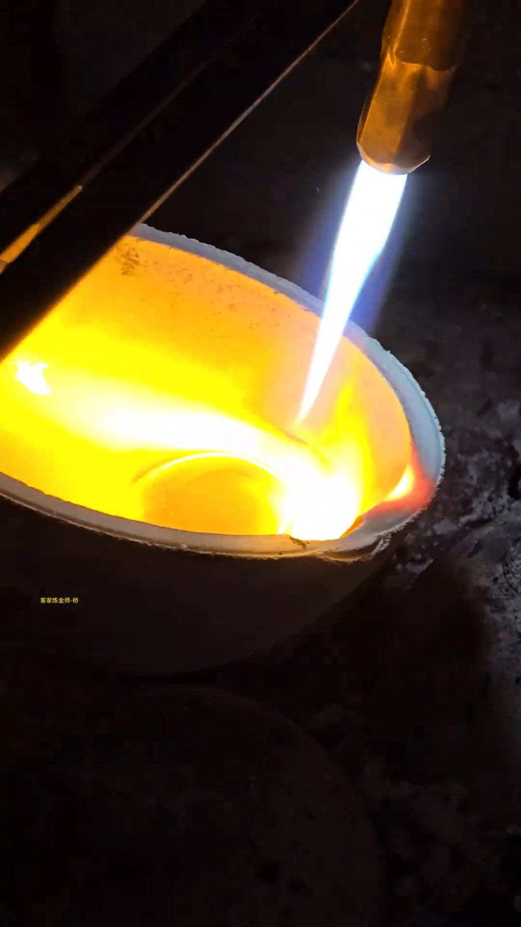 男子將舊SIM卡提煉出黃金。抖音@客家煉金師-橋 男子將舊SIM卡提煉出黃金。抖音@客家煉金師-橋