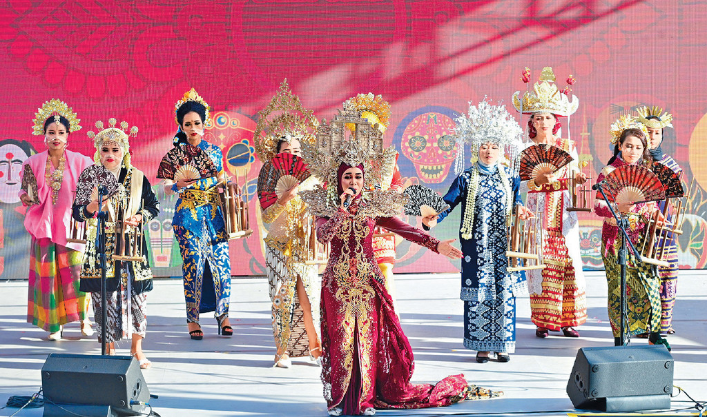 亞裔藝采 — 豐采霓裳
民族歌舞慶豐收