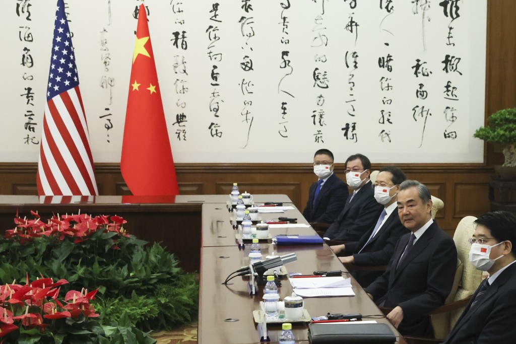 中央外事工作委員會辦公室主任王毅（右二）在中國北京釣魚台國賓館會見美國國務卿布林肯（未在照片中）。AP