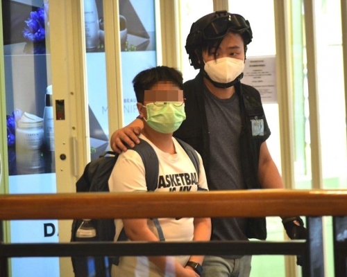 學生記者被帶返警署。資料圖片