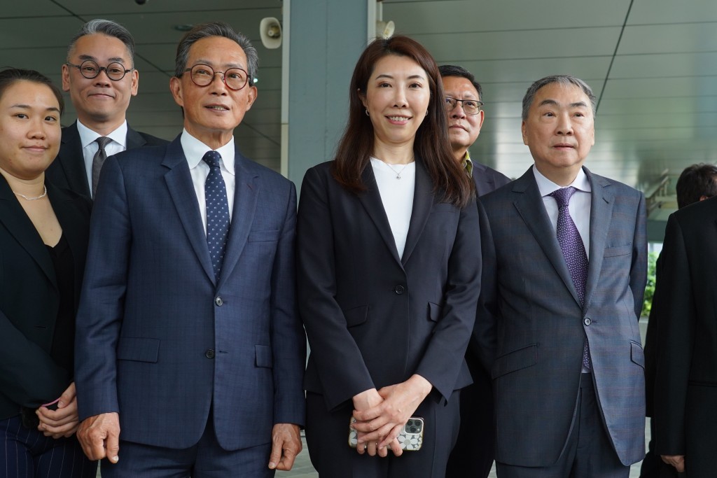 前私隱專員、大律師黃繼兒(左三)現身支持。 前私隱專員、大律師黃繼兒(左三)現身支持。