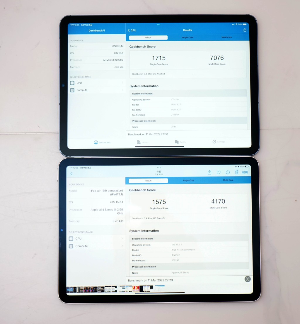 以《Geekbench 5》測試，新iPad Air（上）的單核及多核跑分為1,715及7,076，上代（下）則是1,575及4,170， 效能提升明顯。