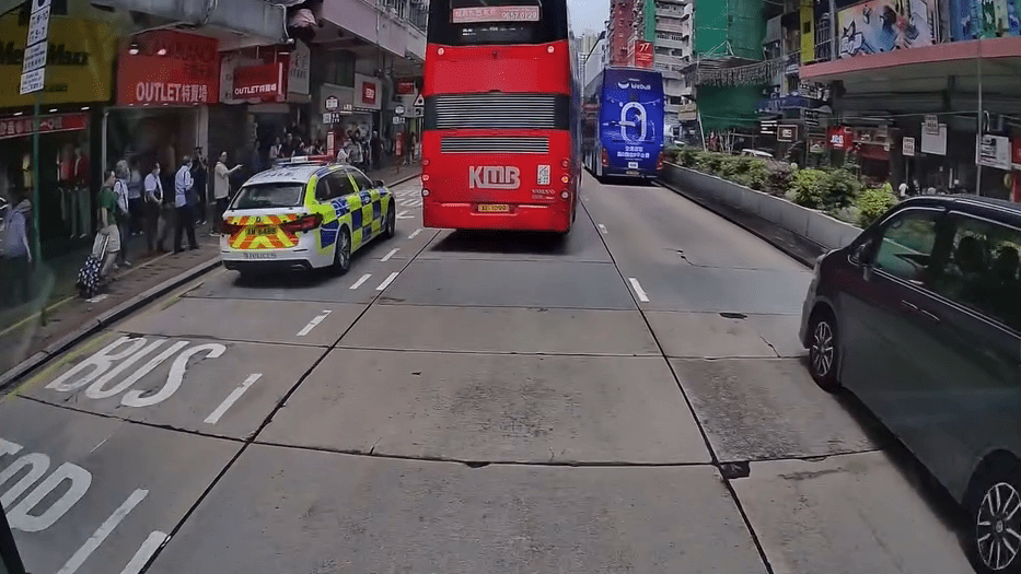 警車待前方有空位後,隨即加速追上。 警車待前方有空位後,隨即加速追上。