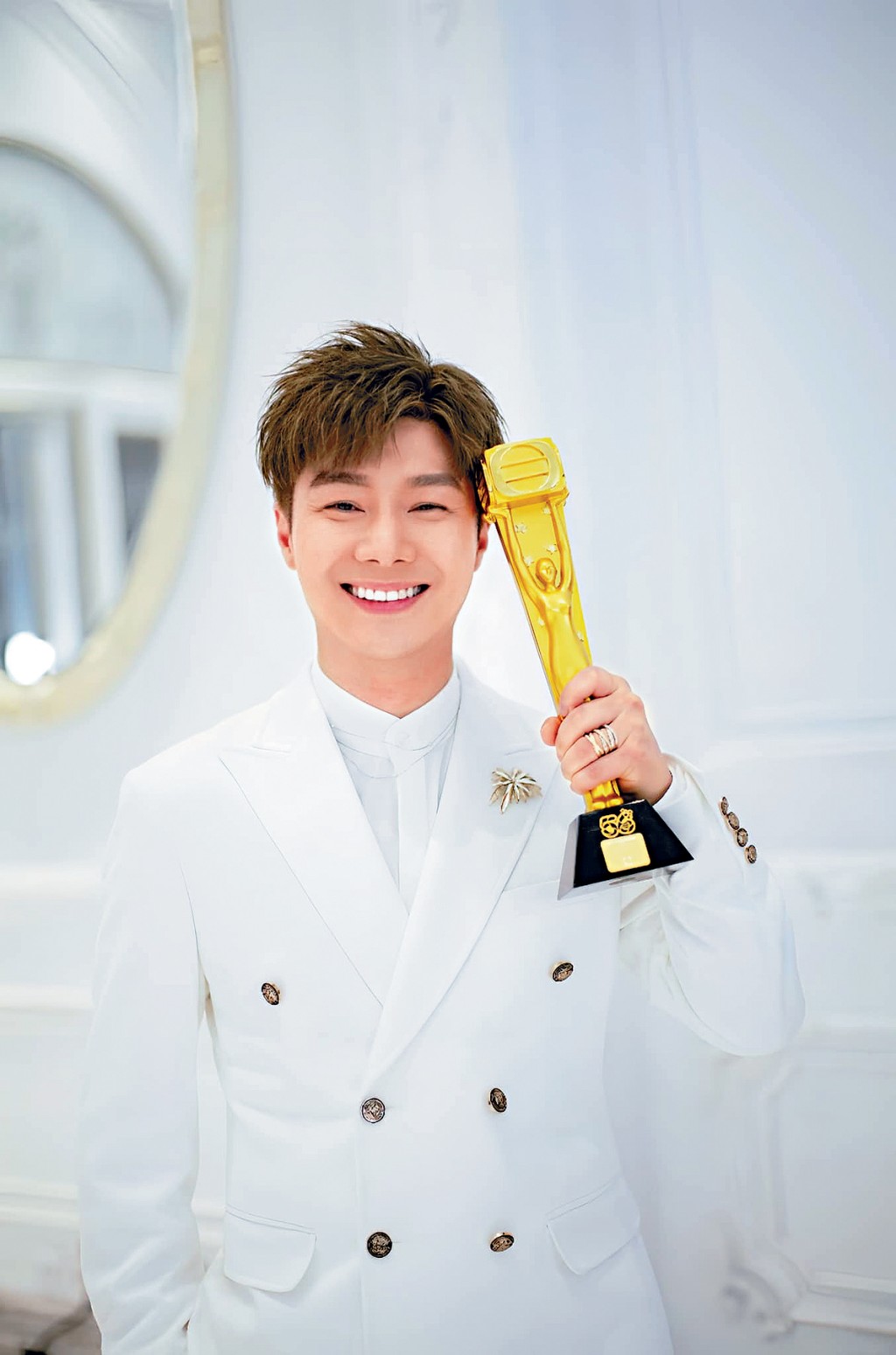 周奕瑋近年一直是TVB力捧的後生主持之一，2023年曾奪得「最佳男主持」。