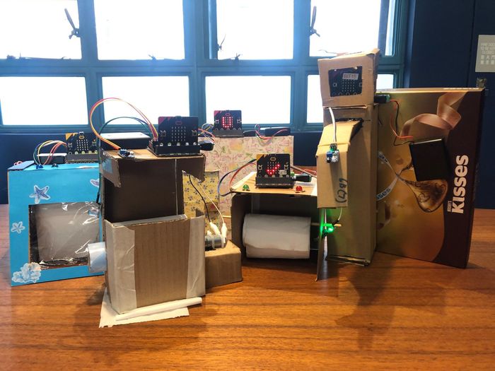 天水圍循道衛理小學的學生創作了以「公共廁所」為主題的作品。
