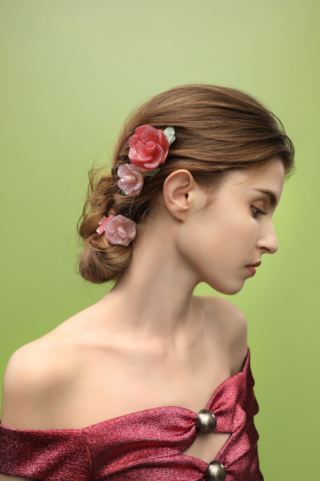 立體花造型髮飾，點綴法國工匠人手鑲嵌的歐洲水晶、珍珠及飾釘裝飾，瑰麗優雅。