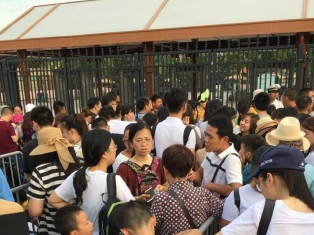 到迪士尼樂園玩機動遊戲大排長龍屢見不鮮。 網上圖片