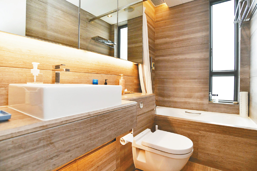 ■客廁同備浴缸，配有滲光燈槽，營造柔和舒適浸浴環境。