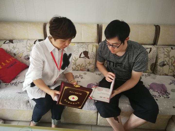 湖州市紅十字會將中國人體器官捐獻榮譽證書交給小毛豆的爸爸。網上圖片