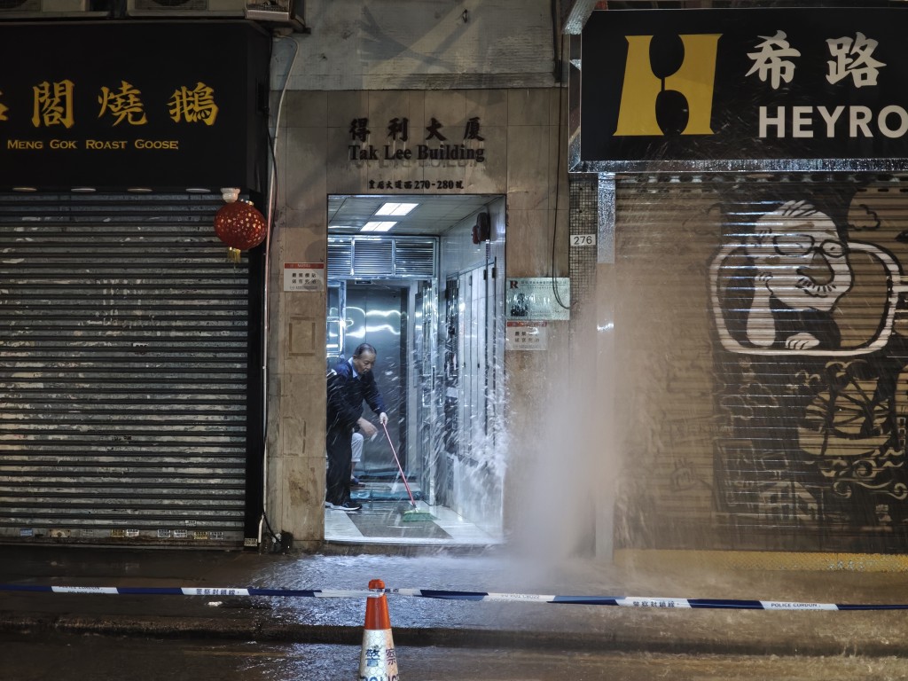 警員封閉部分行車線。