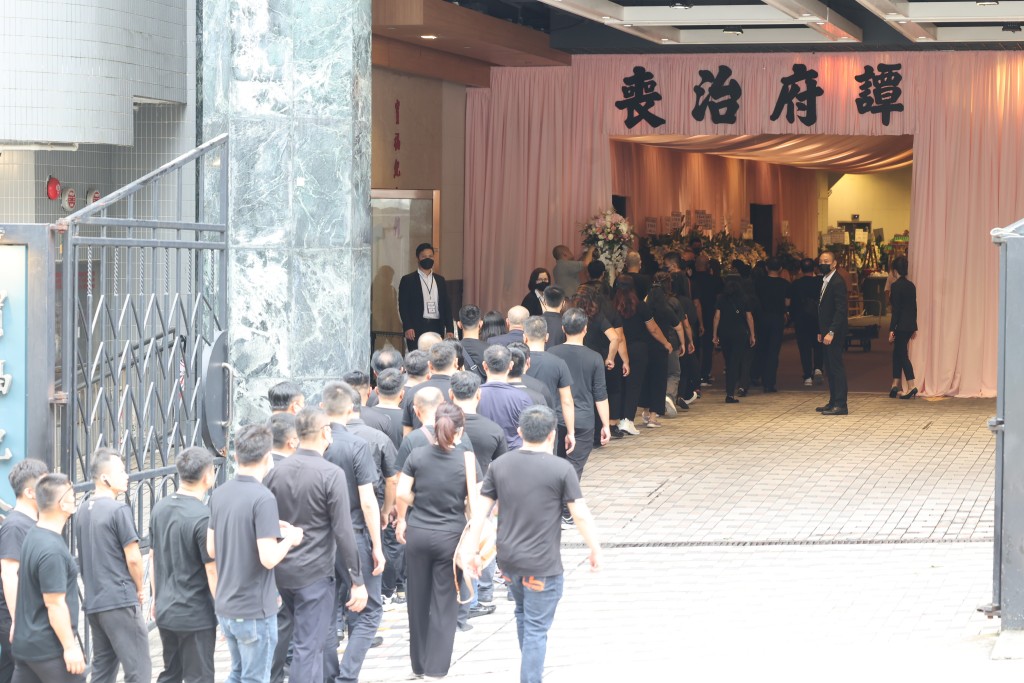 已有不少穿黑衫的來賓抵達場館，並一度在門口排成人龍。