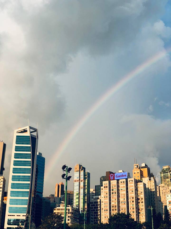 下午近6時天后有彩虹。網民Bkw Kwan圖片‎