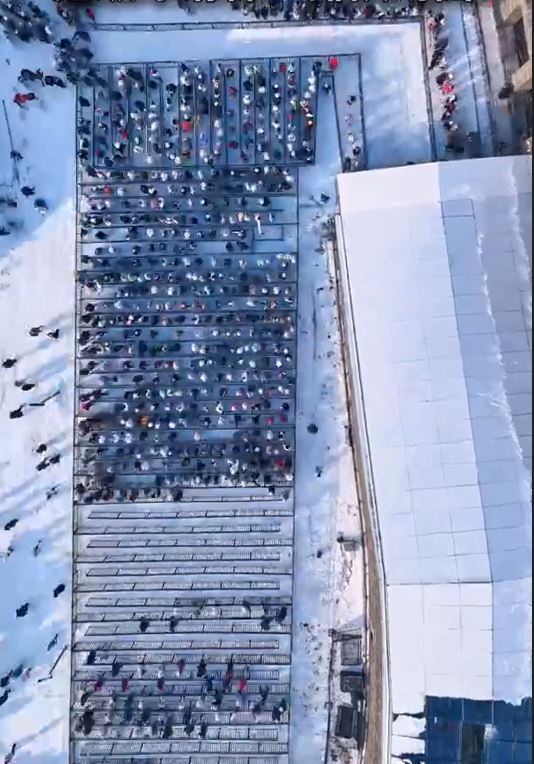 昨大批遊客凌晨3點冒着零下22℃在哈爾濱冰雪大世界樂園門外裹棉被排隊等入場。新華社