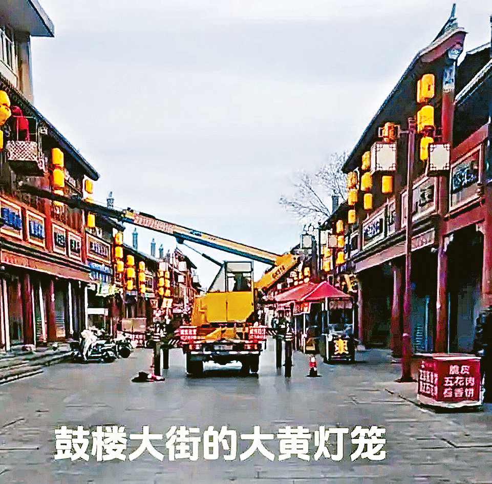 涿州鼓樓大街掛滿純黃色燈籠。