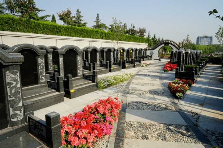 内地墓园价格不断上升，有民众改打住宅主意，买入用来放置先人骨灰。