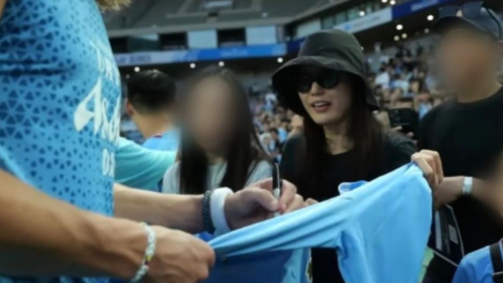 全智賢去年在首爾觀看馬德里競技俱樂部進行熱身賽時，曾拿到球員簽名。